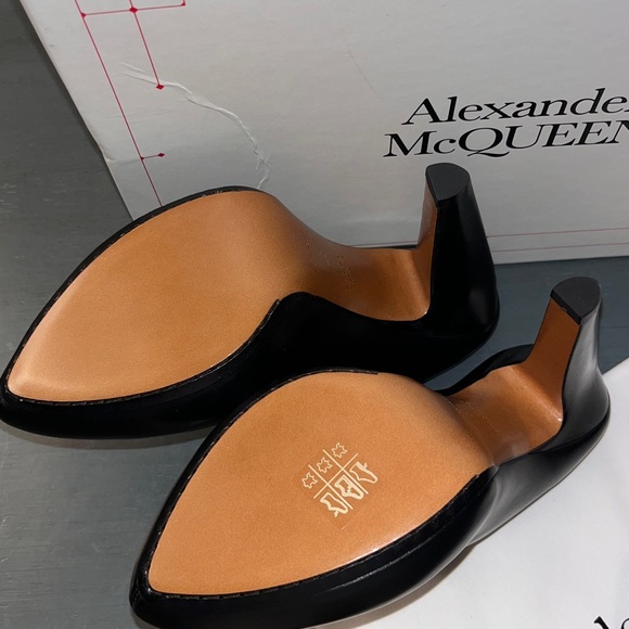 Alexander McQueen Leather High Heel Pumps 37/7 Black Solid Slip On NIB w Dustbag - Picture 15 of 17